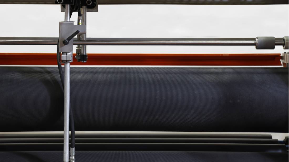 How does the cleaning system for glue spreaders work? 